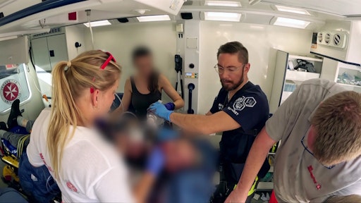 Dr. Don-Felix Ryzek (2.v.re.) wird zu einem Fahrradsturz gerufen,
bei dem der Verletzte bewusstlos ist. Dies erfordert sofort alle
seine Fähigkeiten, um den Patienten zu versorgen und gegebenenfalls
zu reanimieren. // Weiterer Text über ots und
www.presseportal.de/nr/6605 / Die Verwendung dieses Bildes für
redaktionelle Zwecke ist unter Beachtung aller mitgeteilten
Nutzungsbedingungen zulässig und dann auch honorarfrei.
Veröffentlichung ausschließlich mit Bildrechte-Hinweis.