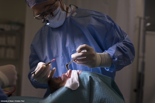 Vorschau Bild von Operative Entnahme von Knorpelgewebe aus der Nasenscheidewand.