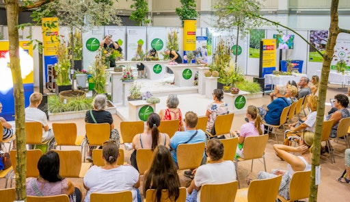 Vorträge auf der Bühne in Halle 8