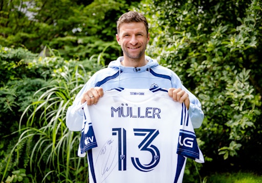 Das erste Vancouver-Trikot von Thomas Müller ersteigern //
Weiterer Text über ots und www.presseportal.de/nr/78160 / Die
Verwendung dieses Bildes für redaktionelle Zwecke ist unter
Beachtung aller mitgeteilten Nutzungsbedingungen zulässig und dann
auch honorarfrei. Veröffentlichung ausschließlich mit
Bildrechte-Hinweis.