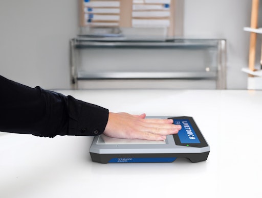Mit seiner extrem kompakten Bauweise ermöglicht der LIVETOUCH
PALM erstmals die mobile Erfassung von Finger- und
Handflächenabdrücken im Bereich des polizeilichen
Erkennungsdienstes. // Weiterer Text über ots und
www.presseportal.de/nr/8896 / Die Verwendung dieses Bildes für
redaktionelle Zwecke ist unter Beachtung aller mitgeteilten
Nutzungsbedingungen zulässig und dann auch honorarfrei.
Veröffentlichung ausschließlich mit Bildrechte-Hinweis.