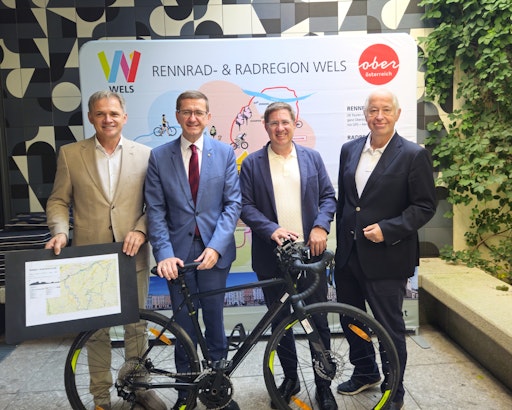 v.l.n.r. Peter Jungreithmair, MBA GF Tourismusverband Region
Wels, Wirtschafts- und Tourismus-Landesrat Markus Achleitner, Bgm.
Dr. Andreas Rabl, KR Helmut Platzer, Vorstandsvorsitzender
Tourismusverband Region Wels