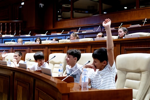 Kinder und Jugendliche des CONCORDIA "Children Parliament"
stellen Fragen und diskutieren im Parlement in Moldau.