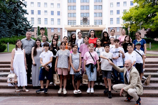 Vorschau Bild von Kinder und Jugendliche aus dem CONCORDIA "Children Parliament"
mit dem CEO von CONCORDIA Sozialprojekte, Dr. Bernhard Drumel vor
dem Parlament in Moldau.