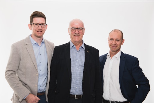 Ein Lebenswerk für das wichtigste Lebensmittel: Geschäftsführer
Robert Schmidt (l) und Thomas Fleischanderl (r) mit Ingenieurbüro
Moser-Gründer Alfred Moser (m): 40 Jahre Moser Wasser im Dienst der
Ressource Wasser.