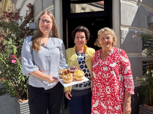 „Frauen leisten einen bedeutenden Beitrag zur wirtschaftlichen
Entwicklung des Bezirks“, betont Margarete Kriz-Zwittkovits (Mitte),
Vorstandsvorsitzende von Frau in der Wirtschaft, hier am Bild mit
den Unternehmerinnen Astrid Köberl (links) und Alice Schlossko
(rechts).