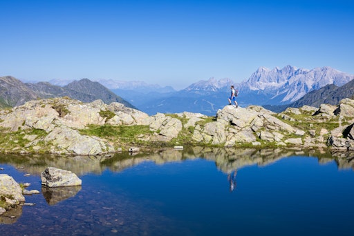Der Dachstein bleibt 2025 der Favorit unter Österreichs Bergen
auf der Meta-Plattform Instagram. Zum Stichtag 30. Juli 2025
erreicht der zwischen der Steiermark und Oberösterreich gelegene
Berg mit über einer Viertelmillion Postings mit dem Hashtag
„Dachstein“ erneut Platz 1. Zu diesem Ergebnis kommt eine Analyse
des PR- und Kommunikationsdienstleisters APA-Comm, der nach 2019 und
2022 zum dritten Mal die Hashtag-Präsenz österreichischer Berge
untersucht hat.