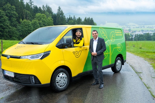 v.l.: Zusteller Mohammad Zalat und Peter Umundum, Vorstand für
Paket & Logistik, beide Österreichische Post AG, bei der
Inbetriebnahme des ersten Allrad-Fahrzeugs mit E-Antrieb