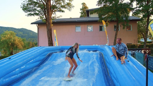 Hobbysportler und Profis haben ihr Können auf der Surfwelle
getestet.