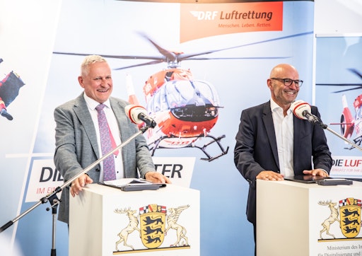 Vorschau Bild von Den Vertrag für den Betrieb der neuen Luftrettungsstation
unterzeichneten Thomas Blenke, Staatssekretär im Ministerium des
Inneren, für Digitalisierung und Kommunen Baden-Württemberg und Dr.
Krystian Pracz, Vorsitzender der Geschäftsführung der DRF
Luftrettung. // Weiterer Text über ots und
www.presseportal.de/nr/60539 / Die Verwendung dieses Bildes für
redaktionelle Zwecke ist unter Beachtung aller mitgeteilten
Nutzungsbedingungen zulässig und dann auch honorarfrei.
Veröffentlichung ausschließlich mit Bildrechte-Hinweis.