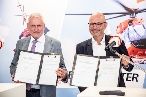 Vorschau Bild von Den Vertrag für den Betrieb der neuen Luftrettungsstation
unterzeichneten Thomas Blenke, Staatssekretär im Ministerium des
Inneren, für Digitalisierung und Kommunen Baden-Württemberg und Dr.
Krystian Pracz, Vorsitzender der Geschäftsführung der DRF
Luftrettung. // Weiterer Text über ots und
www.presseportal.de/nr/60539 / Die Verwendung dieses Bildes für
redaktionelle Zwecke ist unter Beachtung aller mitgeteilten
Nutzungsbedingungen zulässig und dann auch honorarfrei.
Veröffentlichung ausschließlich mit Bildrechte-Hinweis.