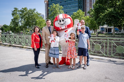 Doris Wendler, Präsidentin des KFV (Kuratorium für
Verkehrssicherheit), Mobilitätsminister Peter Hanke,
Kult-Maskottchen Helmi, Christian Schimanovsky, Geschäftsführer des
KFV und begeisterte Kinder freuen sich auf die Aktion.