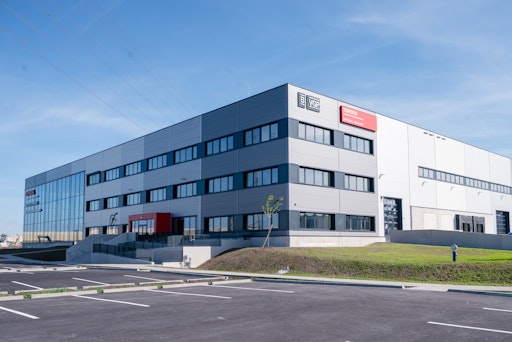 Der neue Standort ist ein Meilenstein für die Entwicklung von
Toyota Material Handling in Österreich – funktional,
zukunftsorientiert und mit klarem Fokus auf Servicequalität und
Kundennähe.