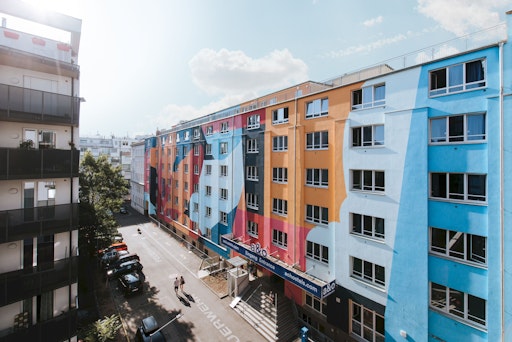 Vorschau Bild von Bunte Fassade des a&o Hostel Wien Haupbahnhof, aufgenommen aus
der Luft