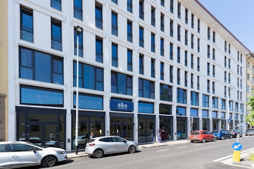 Gläserne Fassade des a&o Hostel Firenze Campo di Marte