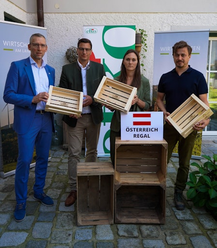 Mag. Thomas Krahofer, efko-Geschäftsführer, Mag. Robert Pichler,
Obmann von Wirtschaften am Land, BR Viktoria Hutter,
Jugendsprecherin des Österreichischen Bauernbundes und efko-Landwirt
Matthias Ecker (v.l.)