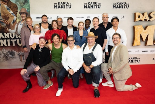 Vorschau Bild von Cast und Filmemacher mit Dorothee Erpenstein (FFF) auf der
Weltpremiere von DAS KANU DES MANITU am 12. August 2025 in München.
// Weiterer Text über ots und www.presseportal.de/nr/12946 / Die
Verwendung dieses Bildes für redaktionelle Zwecke ist unter
Beachtung aller mitgeteilten Nutzungsbedingungen zulässig und dann
auch honorarfrei. Veröffentlichung ausschließlich mit
Bildrechte-Hinweis.