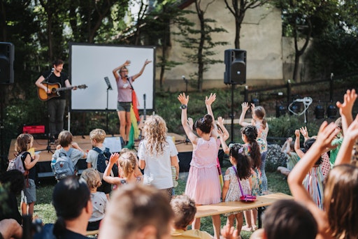 Unter dem Motto „Gemeinsam feiern wir eine nachhaltige Zukunft!“
findet Ende August das große NACHHALTIGKEITS-FESTIVAL des Wiener
Hilfswerks statt.