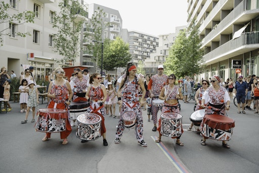Beim 10. Seestadt Straßenfest am 29. August treffen kulinarische
Schmankerl auf Live-Musik, Straßenkunst und Mitmach-Stationen für
Groß und Klein.
