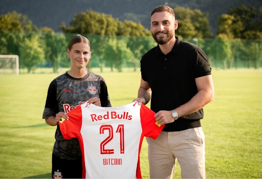  Lucia Orkic, Kapitänin der FC Red Bull Salzburg Frauen, und
21bitcoin-CEO Daniel Winklhammer verkünden die neue Partnerschaft.