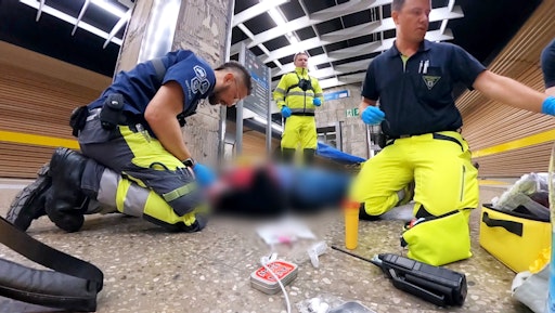 Notarzt Doktor Don-Felix Ryzek (li.) aus München muss eine junge
Patientin in einer U-Bahnstation versorgen. Die Frau hat einen
Krampfanfall. Die Herausforderung: Er muss schnell herausfinden ob
es sich um einen epileptischen oder einen psychogenen Anfall
handelt. // Weiterer Text über ots und www.presseportal.de/nr/6605 /
Die Verwendung dieses Bildes für redaktionelle Zwecke ist unter
Beachtung aller mitgeteilten Nutzungsbedingungen zulässig und dann
auch honorarfrei. Veröffentlichung ausschließlich mit
Bildrechte-Hinweis.