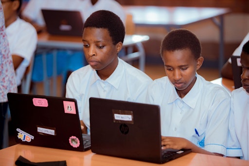Kinder und Jugendliche in Afrika bekommen durch Yoma innovative
Zukunfstperspektiven.