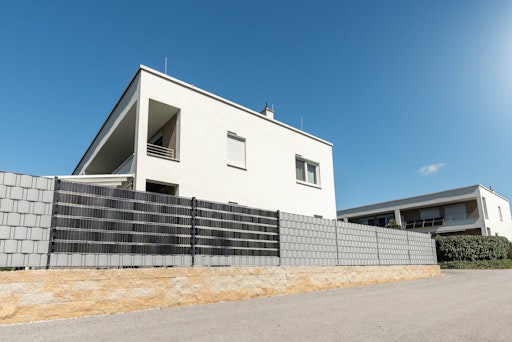 Vorschau Bild von Sunbooster Vertical kombiniert Sichtschutz und
Sonnenstromgewinnung am Zaun