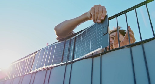 Die Solarstreifen Sunbooster Vertical werden einfach in einen
Doppelstabgitterzaun eingefädelt