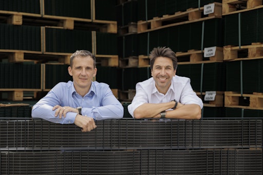 Vorschau Bild von v.l.n.r.: Günther Baumhackl, Geschäftsführer von H+S Zauntechnik,
und Stefan Ponsold, CEO von Sunbooster