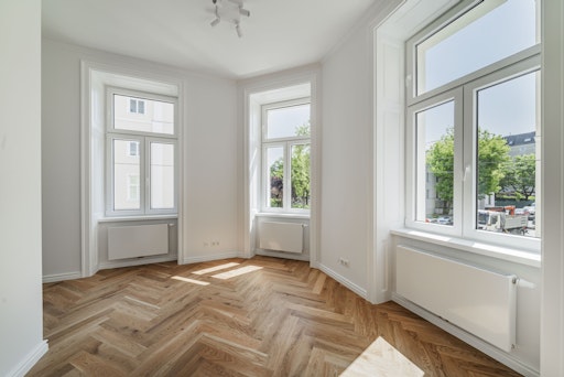 Vorschau Bild von Lichtdurchflutete Räume, hohe Decken und zeitlose Eleganz: Wohnen
mit Wohlfühlfaktor in der Hagenmüllergasse 1.