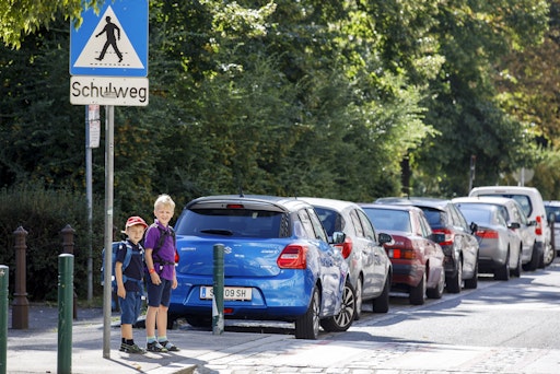 Kinder beim Überqueren des Zebrastreifens