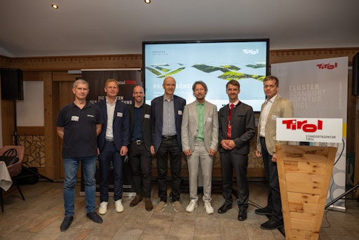 Mike Porkrovsky (Neuron Soundware), Michael Eidenberger-Schober
(Plansee SE), Tom Lemmerer (Microsoft Austria), Michael Heiss und
Roland Laucher (Siemens AG Österreich), Andreas Herbst und Roland
Sommer (Plattform Industrie 4.0 Österreich) beim Praxisfrühstück
2025 in Alpbach