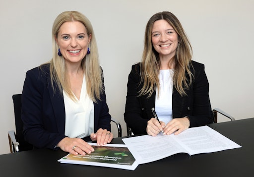 Vorschau Bild von Dr. Teresa Millinger-Neumayr als Geschäftsführerin (re.) und
Investorin und US-Unternehmerin Grace Sheehan starten mit einer
innovativen Firemenidee am Standort Österreich durch.