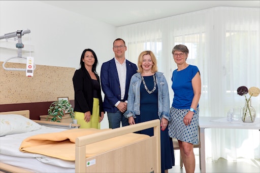 Im Zuge der Arbeiten wurden zwei neue Pflegestationen geschaffen,
die moderne, kleinteilige Wohneinheiten vorsehen und je nach Bedarf
flexible genutzt werden können. Zusätzlich zur bereits bestehenden
Station, stehen künftig insgesamt 92 Pflegeplätze im Haus An der
Türkenschanze zur Verfügung. Foto (von links nach rechts): Jasmin
Tomassi, Direktorin des Haus An der Türkenschanze, Simon Bluma,
stellvertretender Geschäftsführer der Häuser zum Leben, Fonds
Soziales Wien (FSW) Geschäftsführerin Anita Bauer und
Bezirksvorsteherin Silvia Nossek