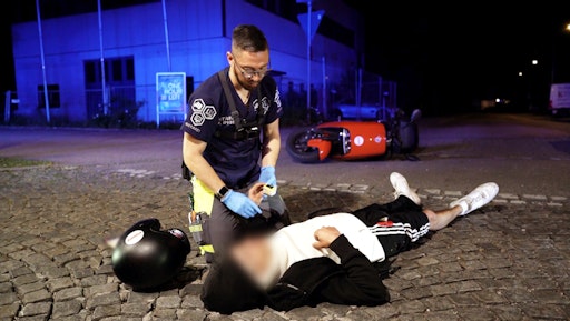 Zu einem Rollerunfall wird Dr. Don-Felix Ryzek in München
gerufen. Der Patient macht noch Scherze, aber der Notarzt kann
innere Verletzungen nicht ausschließen. // Weiterer Text über ots
und www.presseportal.de/nr/6605 / Die Verwendung dieses Bildes für
redaktionelle Zwecke ist unter Beachtung aller mitgeteilten
Nutzungsbedingungen zulässig und dann auch honorarfrei.
Veröffentlichung ausschließlich mit Bildrechte-Hinweis.