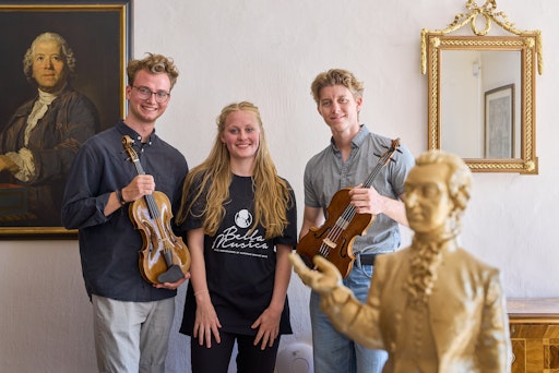 Vorschau Bild von Junge Künstler_innen des Ensembles Bella Musica Mozarteum im
Mozart Wohnhaus-Museeum mit Originalinstrumenten Mozarts