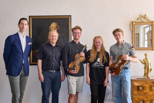 v.l. Linus Klumpner, Stefan David Hummel sowie junge
Musiker_innen des Ensembles Bella Musica Mozarteum mit Mozart
Originalinstrumenten