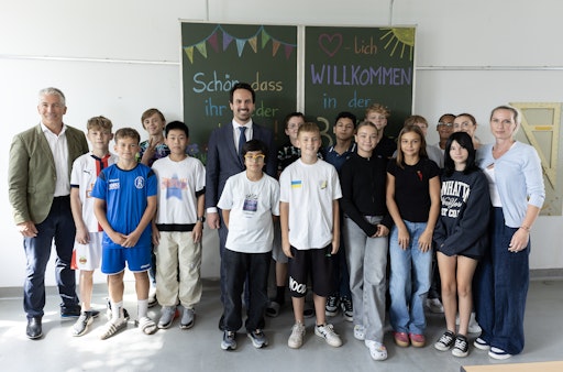 Bildungsminister Christoph Wiederkehr mit Direktion sowie
Schülerinnen und Schülern der Sportmittelschule 22