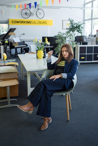 Vorschau Bild von Generation Y (geboren ca. 1980–1995) ist die erste Generation,
die in der Arbeitswelt konsequent nach dem „Warum?“ fragt. Sie will
Sinn, Freiheit und Entwicklung statt Status und starrer Hierarchie.
Damit hat sie den Boden bereitet für das, was wir heute als New Work
leben.