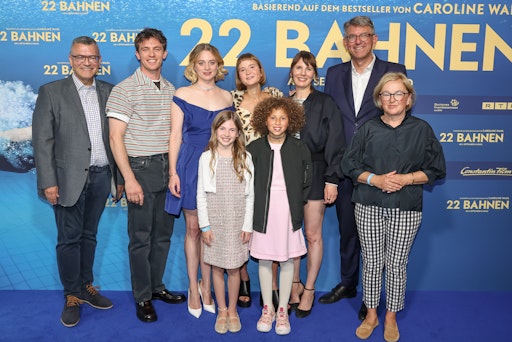  Florian Herrmann, Jannis Niewöhner, Luna Wedler, Caroline Wahl,
Anna Eigl, Wolfram Weimer, Zoe Baier, Atabey Chiriac und Dorothee
Erpenstein bei der Filmpremiere von 22 BAHNEN. // Weiterer Text über
ots und www.presseportal.de/nr/12946 / Die Verwendung dieses Bildes
für redaktionelle Zwecke ist unter Beachtung aller mitgeteilten
Nutzungsbedingungen zulässig und dann auch honorarfrei.
Veröffentlichung ausschließlich mit Bildrechte-Hinweis.