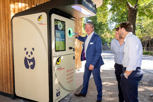 Tiergarten Schönbrunn Direktor Dr. Stephan Hering-Hagenbeck beim
Einwurf einer Pfandflasche in einem Pfandabär-Automaten.