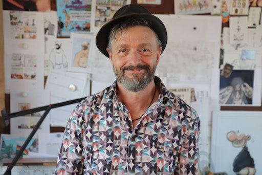 Im Rahmen der Ausstellung 40 Jahre AIDS HILfe in Österreich
stellt der prominente Comic-Zeichner Ralf König ein Sujet mit dem
Titel PRIDE für die Spenden-Aktion zugunsten der Aids Hilfe Wien zur
Verfügung. 65 limitierte und handsignierte Drucke können gegen eine
Spende erworben werden.
