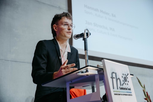 Jan Střecha bei der Sponsion 2024, wo er auch die Abschlussrede
hielt – seine Master-Thesis bildete die Grundlage für einen später
im Fachjournal Future Transportation veröffentlichten Artikel.