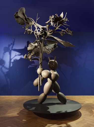 Vorschau Bild von Ines Doujak, Eshu, 2017 Papier-mâché, steel, styrofoam, wood, 380
x 200 x 180 cm © Ines Doujak, Courtesy of the artist and Galerie 3