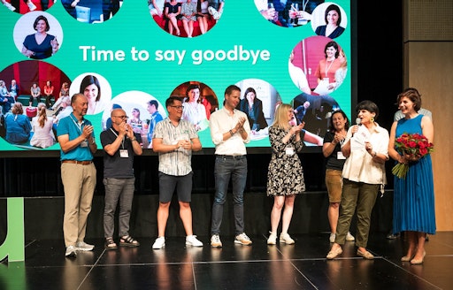Verabschiedung von ACB Geschäftsführerin Michaela
Schedlbauer-Zippusch mit Standing Ovations im Rahmen der
Convention4u 2025. Danksagung des Verband mit Repräsentation des
ACB-Vorstandsteam. V.l.n.r. Thomas Wasshuber (STEINERLIVE), Gerhard
Stübe (Kongresskultur Bregenz, Garry Löfgen (InterContinental Wien),
Thomas Kahn (Congress Center Alpbach), Ingrid Pichler
(Oberösterreich Tourismus), Doris Bader (Congress Center Villach),
ACB Präsidentin Renate Androsch-Holzer und Stefan Walter (Mondial
Congress & Events)