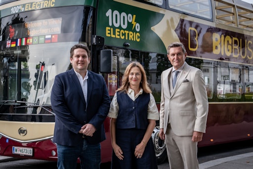 Big Bus Wien Geschäftsführer Michael Candy, FFG-Geschäftsführerin
Karin Tausz und Mobilitätsminister Peter Hanke