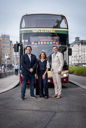 Viennese hop-on hop-off big bus drives electrically