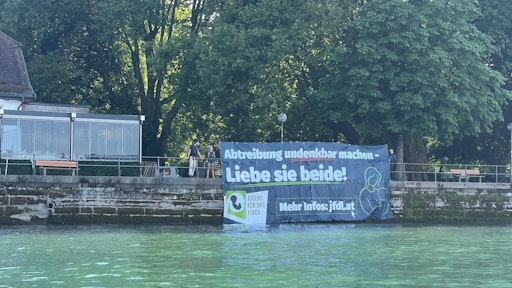 Die Jugendlichen hissen am Bodensee ein Banner mit einer klaren
Botschaft: "Abtreibung undenkbar machen - liebe sie beide!"