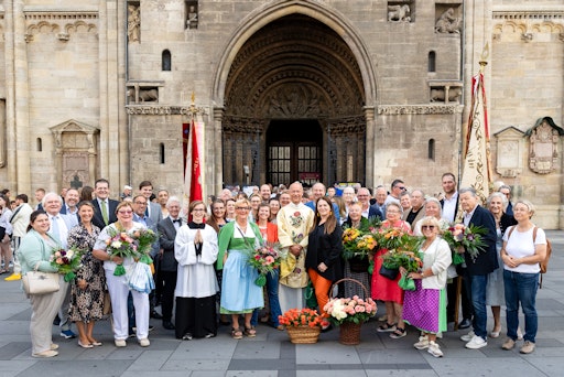 Bei der feierlichen Messe im Stephansdom mit Dompfarrer Toni
Faber mit dabei: Maria Neumann, Obfrau der Sparte Handwerk und
Gewerbe der Wirtschaftskammer Wien, Thomas Hirschbeck,
Innungsmeister-Stv. sowie Berufsgruppenobmann der Friedhofsgärtner,
Tatjana Schweiger, Innungsmeister-Stv. sowie Berufsgruppenobfrau der
Floristen, Diana Ispas, Fachgruppenobmann-Stv. der FG
Beförderungsgewerbe mit PKW, Präsidentin des Wiener Praterverbandes
Silvia Lang sowie Elisabeth Olischar, Abgeordnete zum Wiener Landtag
und Bereichssprecherin für Klima und Umwelt.