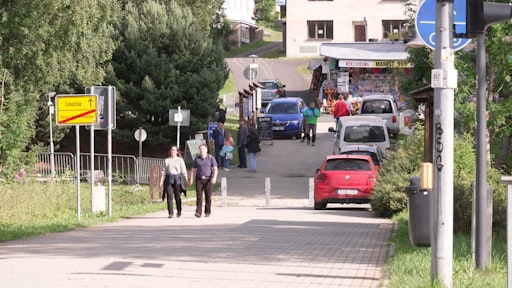 Vorschau Bild von Grenzübergang zwischen Oberwiesenthal (DE) und Loucná pod
Klínovcem (CZ). Fotograf: Christophe Gateau // Weiterer Text über
ots und www.presseportal.de/nr/177283 / Die Verwendung dieses Bildes
für redaktionelle Zwecke ist unter Beachtung aller mitgeteilten
Nutzungsbedingungen zulässig und dann auch honorarfrei.
Veröffentlichung ausschließlich mit Bildrechte-Hinweis.